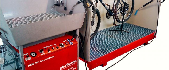 Bicycle cleaning ph-cleantec, in separate large collector