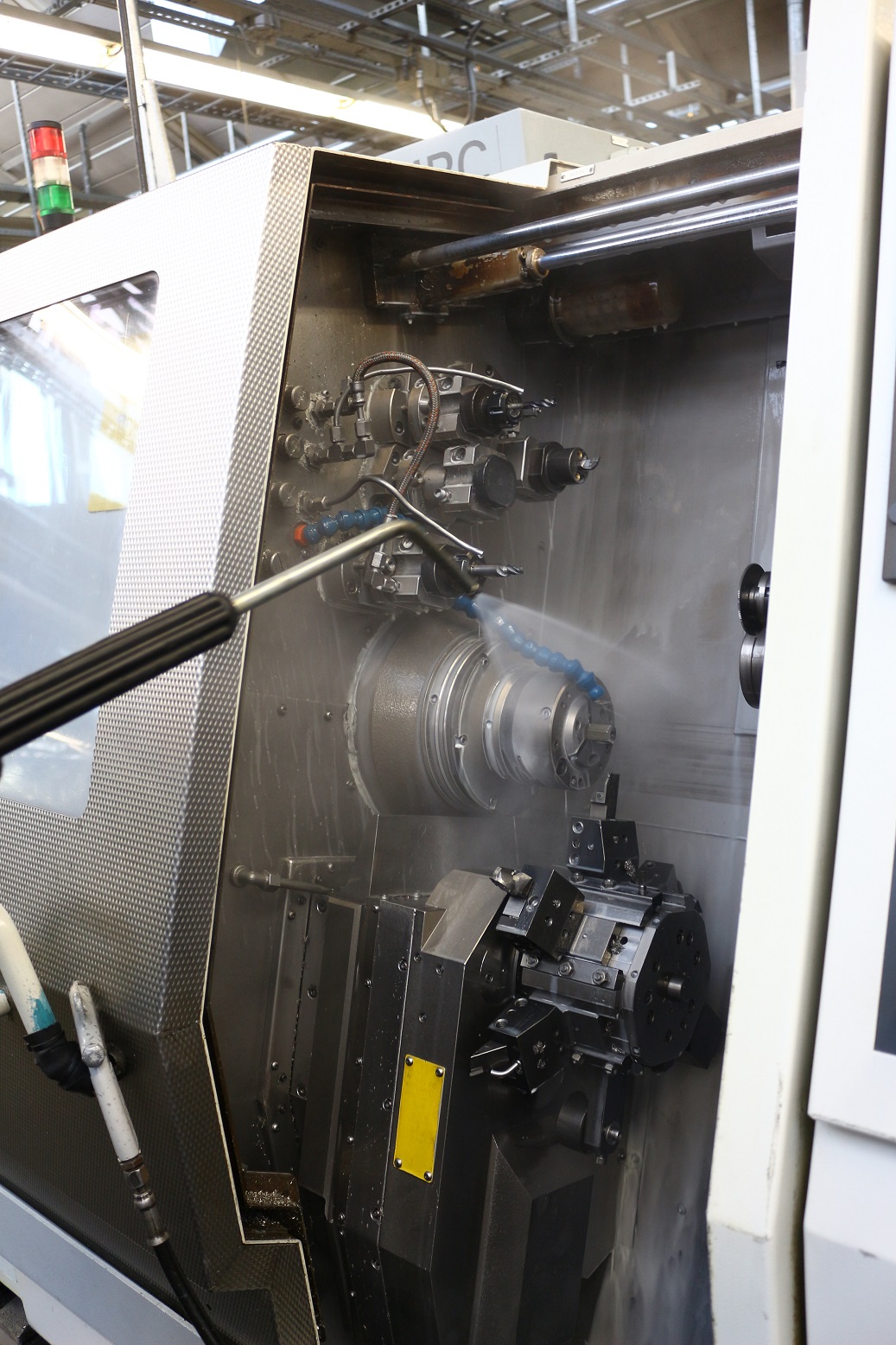 Cleaning, machining centre, 5-axis machining centre, turn-drill-mill machining centre, turning centre, drilling centre, milling centre, machine tool, tooling machine, cabin