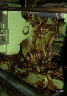 Toggle levers of mould injection machine - contaminated, uncleaned