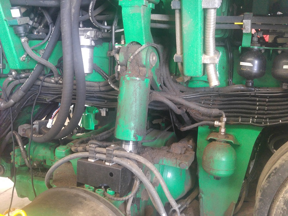 Cleaning hydraulic parts and cable harnesses on a harvester land machine