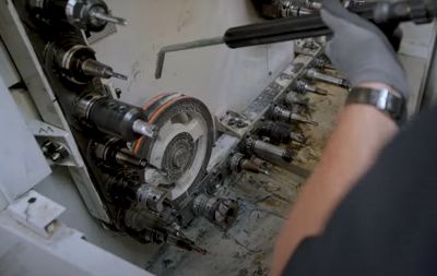 Werkzeugmagazin reinigen 2 Reinigen, Putzen, Saubermachen, Werkzeugmaschine, Werkzeugmagazin, Werkzeug-Magazin, Anbau-Werkzeugmagazin, Komplettanbau-Werkzeugmagazin, Kettenmagazin, Ketten-Magazin, HSK 63, HSK63