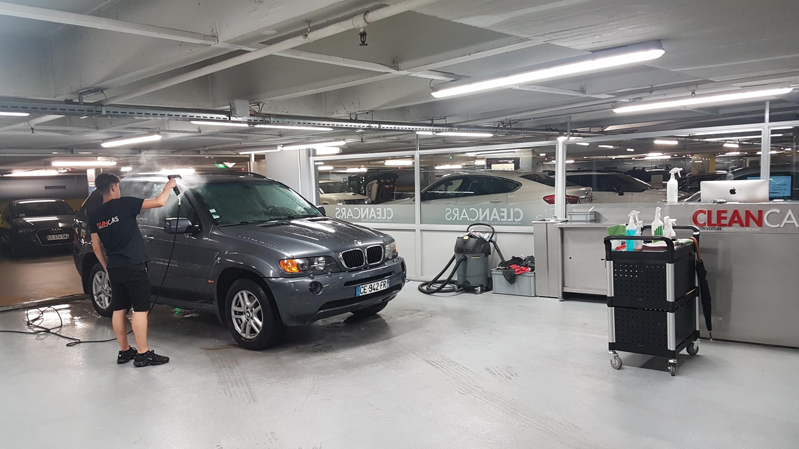 Handwäsche Auto in Parkgarage Tiefgarage