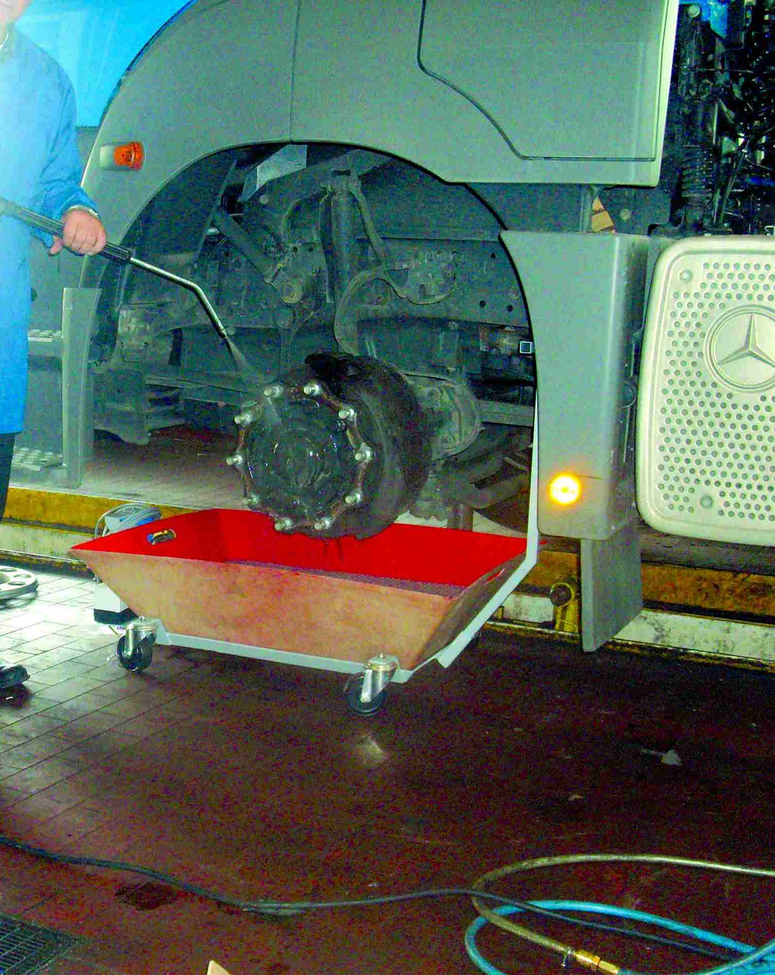 NFZ-Reinigung in der Werkstatt - LKW, Busse, ÖPNV, Landmaschinen... 3 LKW-Bremsen an der Grube reinigen, mit Schmutzwasser-Auffangwanne
