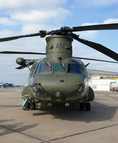 Hubschrauberreinigung 1 Reinigung eines Chinook Helikopters