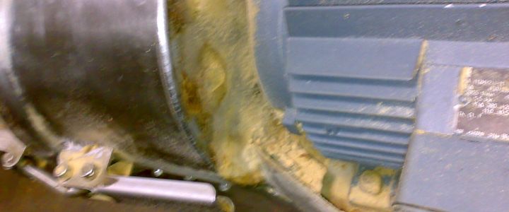 Reinigung in der Großbäckerei 6 Elektromotor, Zylinder, ungereinigt, Mehl, Mehlstaub, Bäckerei, Großbäckerei