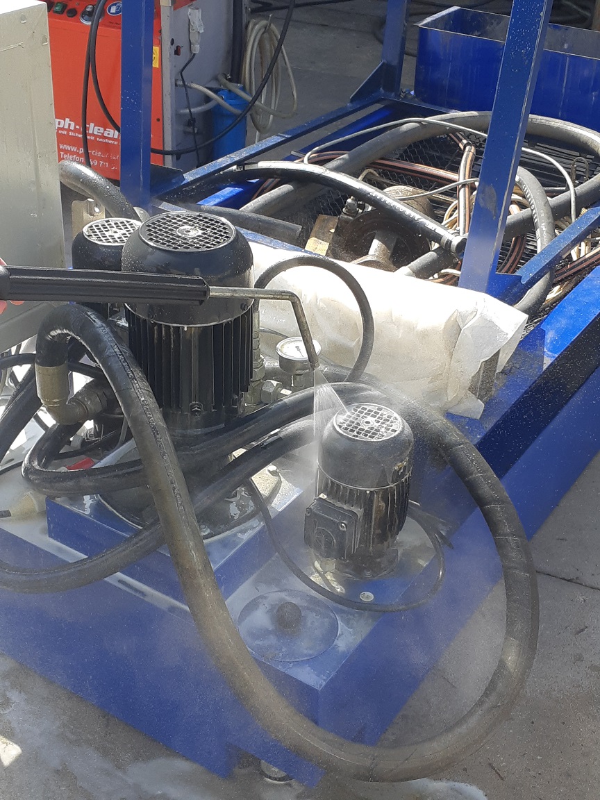 Reinigung Elektromotoren 4 Reinigung eines Elektromotors für die Kühlung von Kühlschmierstoff mit dem maschineneigenen KSS
