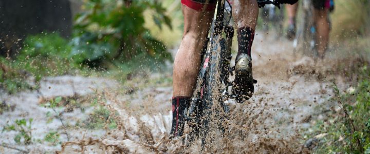 Mountainbike, Fahrrad, Mountainbiker, in Aktion, im Matsch, in Pfütze, im Dreck