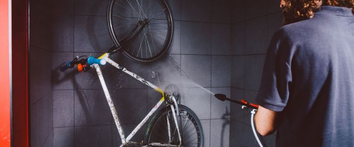 Fahrrad-Reinigung professionell, mit Hochdruck, in separatem Waschraum