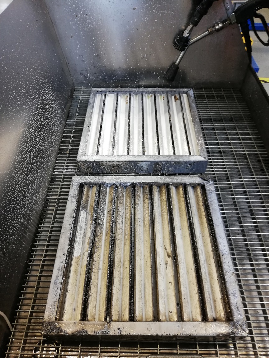 Filter reinigen 5 Fettfilter in Wanne eines 1000 SR vorne verölt, hinten gereinigt