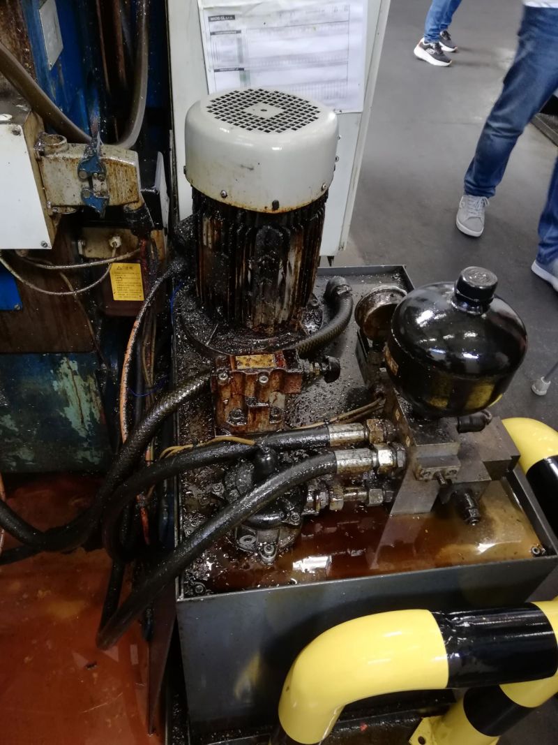 Reinigung von Werkzeugmaschinen 3 Immer wieder eine Herausforderung: Leitungen und Pumpen auf dem Tank der Werkzeugmaschine – mit ph-cleantec kein Problem