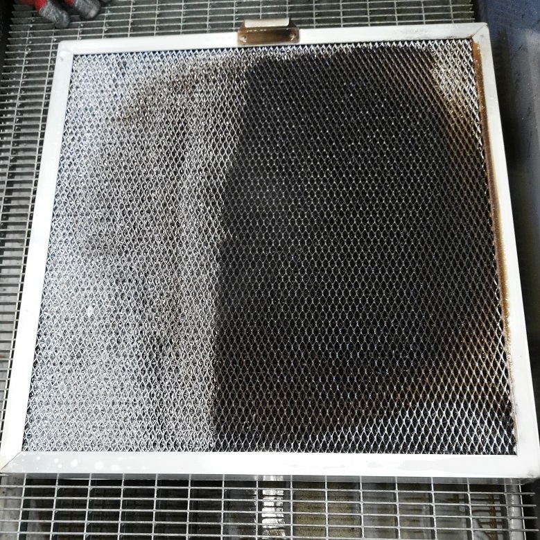 Filter reinigen 2 Gitterfilter: Links grob gereinigt, rechts ungereinigt