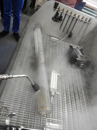 Innenreinigung von Rohren und Wellen 3 Außenreinigung eines stark verschmutzen Glasrohrs - vorher