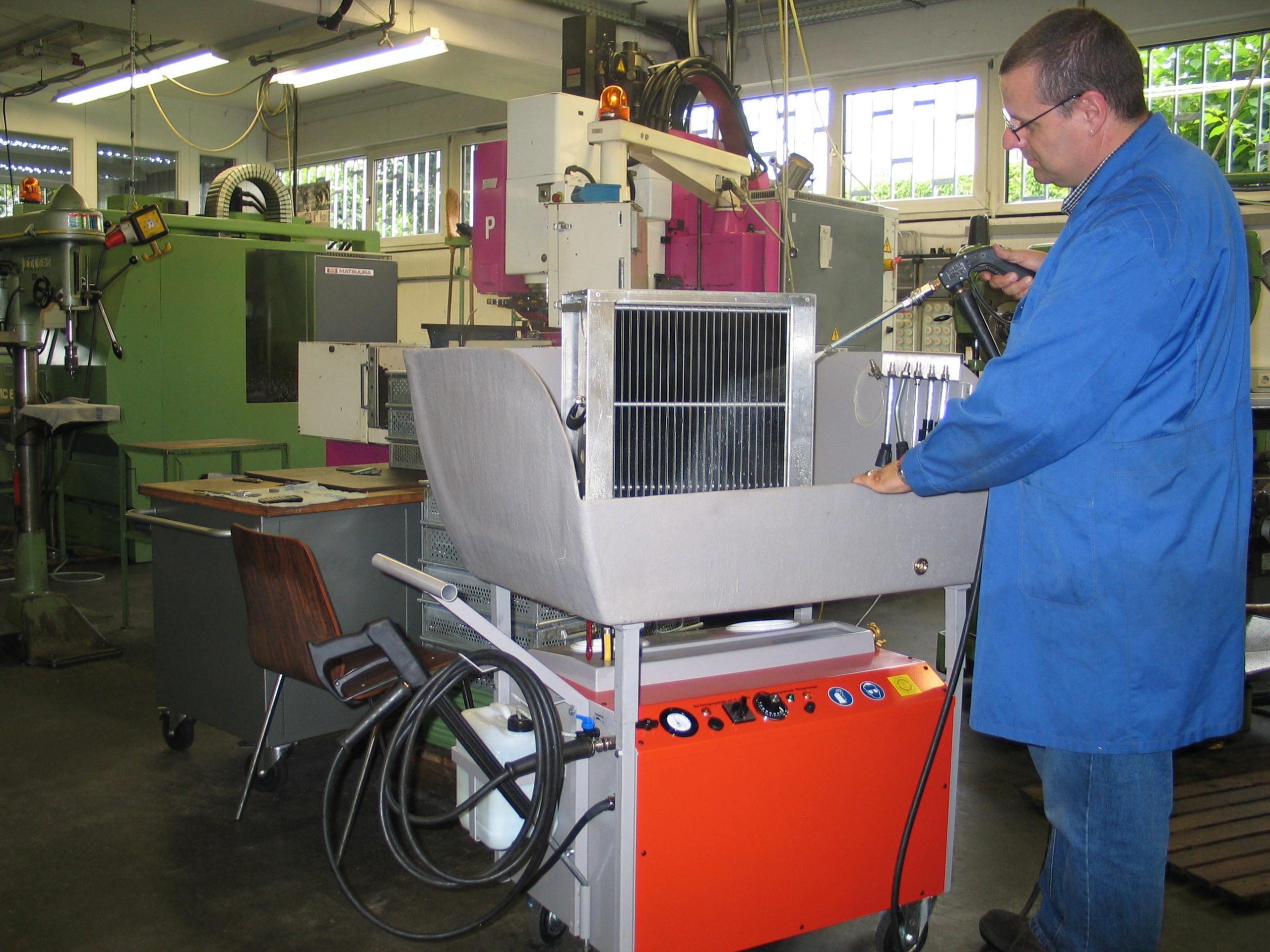 Heiß und wirksam – Reinigung in Reparatur und Instandhaltung 1 Komplexe Strukturen und starke Verschmutzungen sind ein ideales Anwendungsgebiet für die Heißreinigung