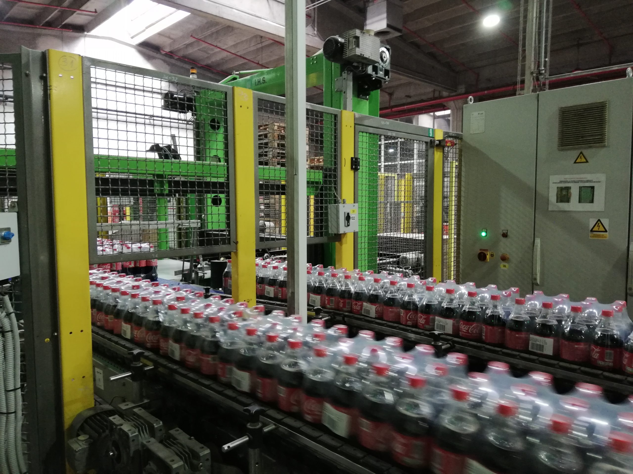 Reinigung von Abfüllanlagen, Palettier-Maschinen und Etikettier-Maschinen 4 Palettier-Maschine mit Laufbändern