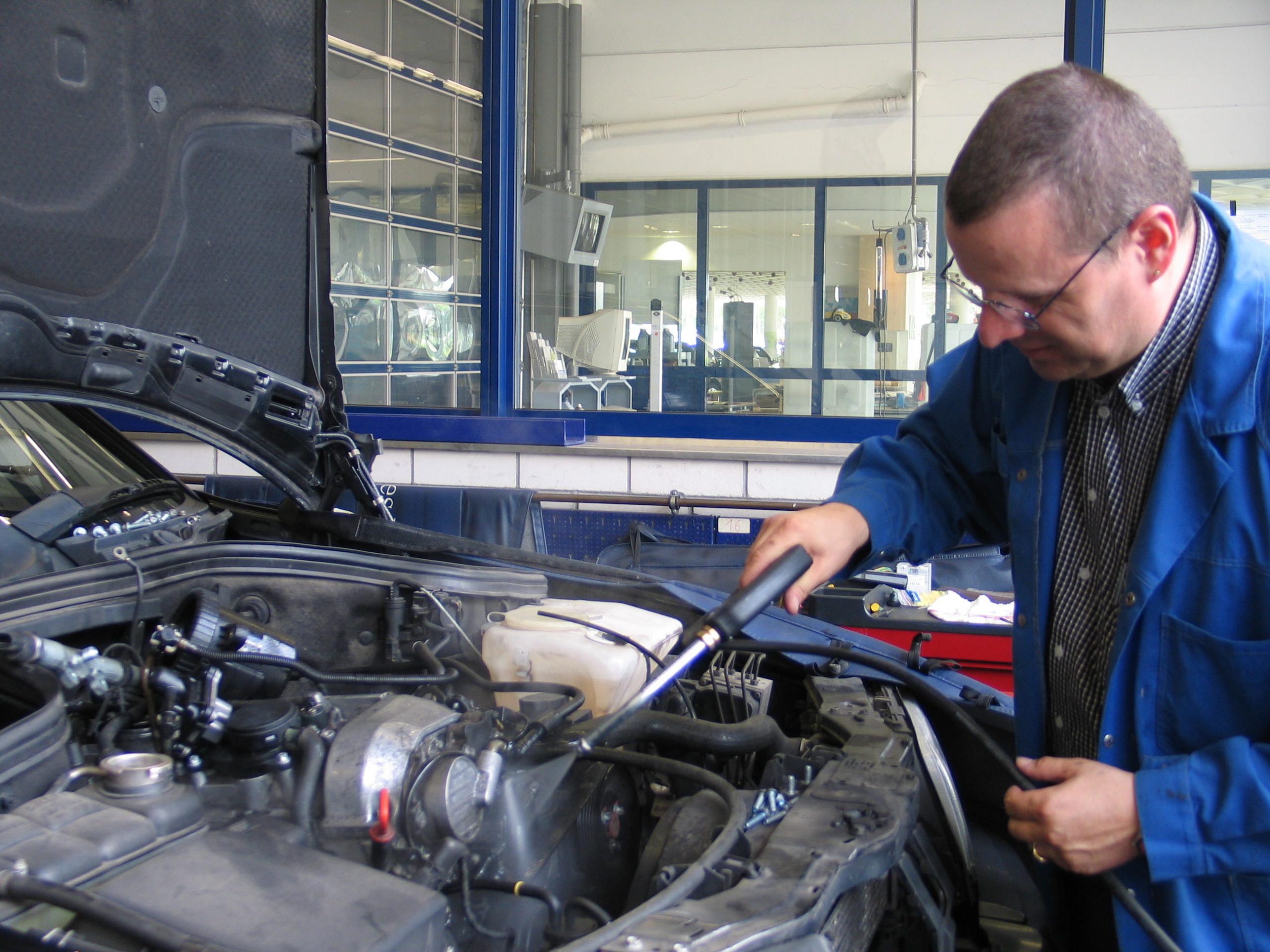 Bremsen-, Motoren- und Getriebereinigung - PKW-Werkstatt 3 Motorreinigung, PKW, Niederdruck-Heißreiniger, schnell und effizient