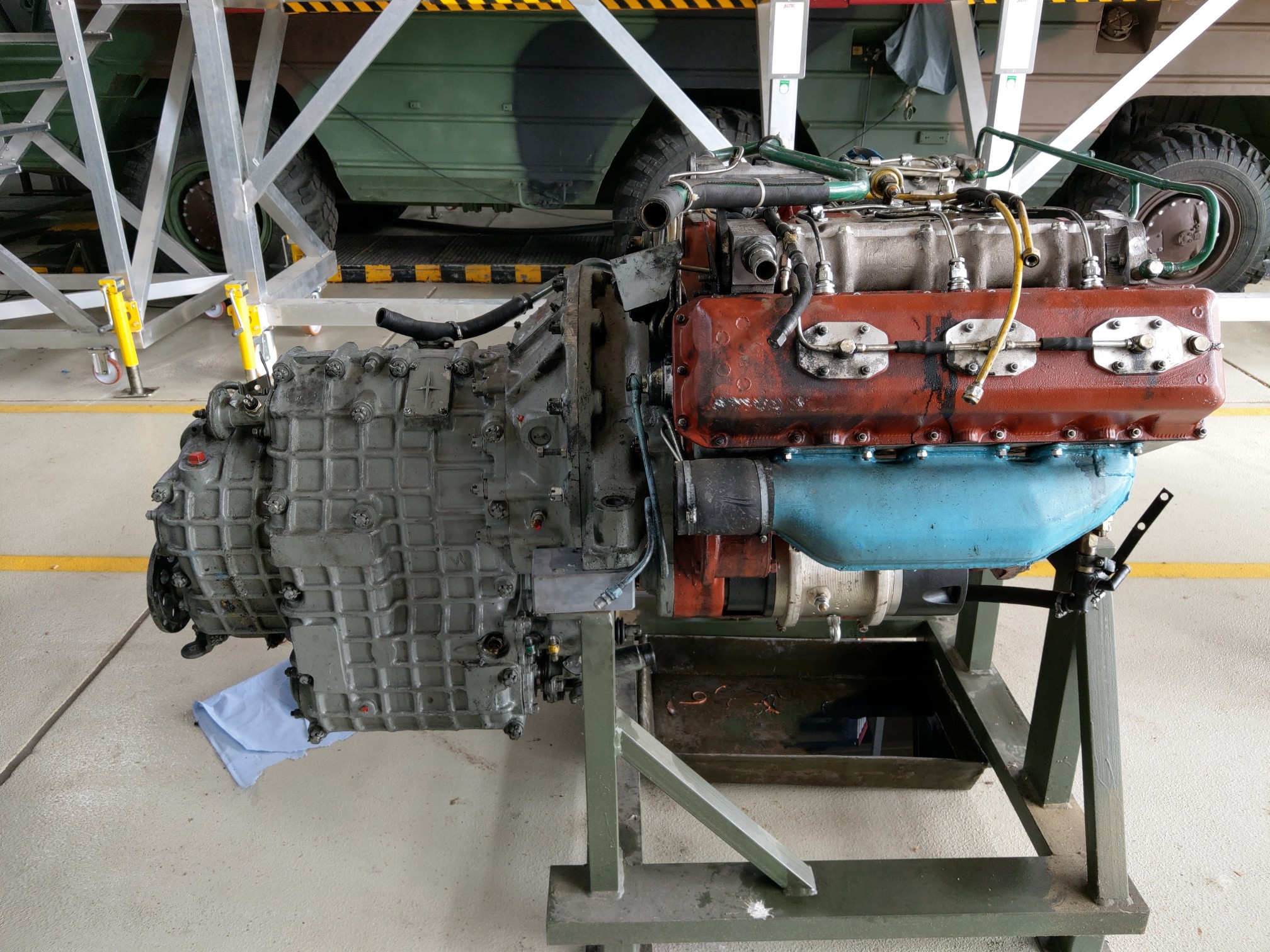 Panzermotor aufgebockt, Seitenansicht