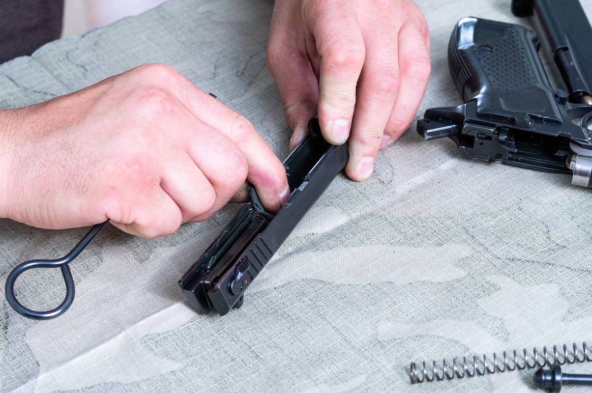 Pistole, Handfeuerwaffe, reinigen, pflegen