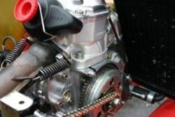 Reinigung von Rennkarts, Motor mit Antriebskette