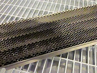 Reinigung von Flugzeuggetriebeteilen, Titan, fein perforiert, feine Perforation, Turbinenteile