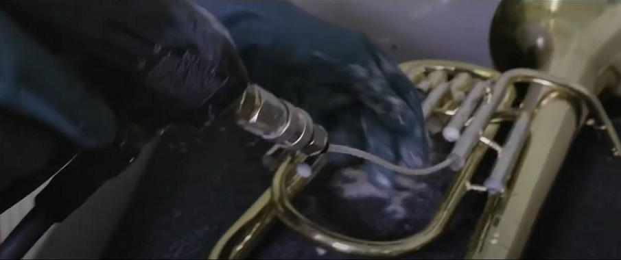 Reinigung von Musikinstrumenten (Trompeten) 2 Innenreinigung einer Trompete mit flexibler Düse