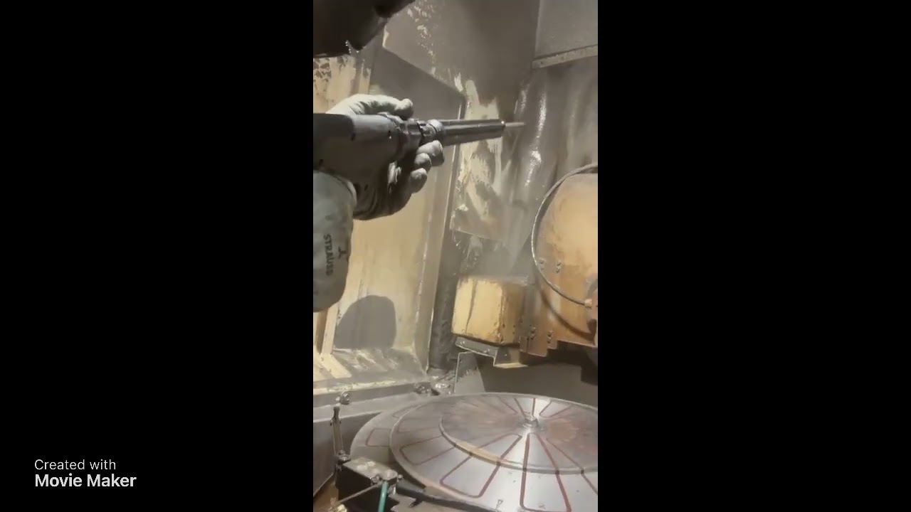 Videos 29 Schleifmaschine mit Roboterarm reinigen