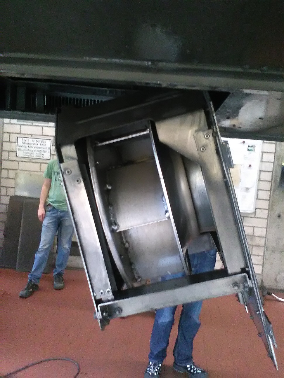 Wärmetauscher, Wärmetauscher reinigen, Wärmetauscher ausgebaut, S-Bahn, Straßenbahn, U-Bahn, Metro, Züge, Waggon, Öffentlicher Personen-Nahverkehr ÖPNV,