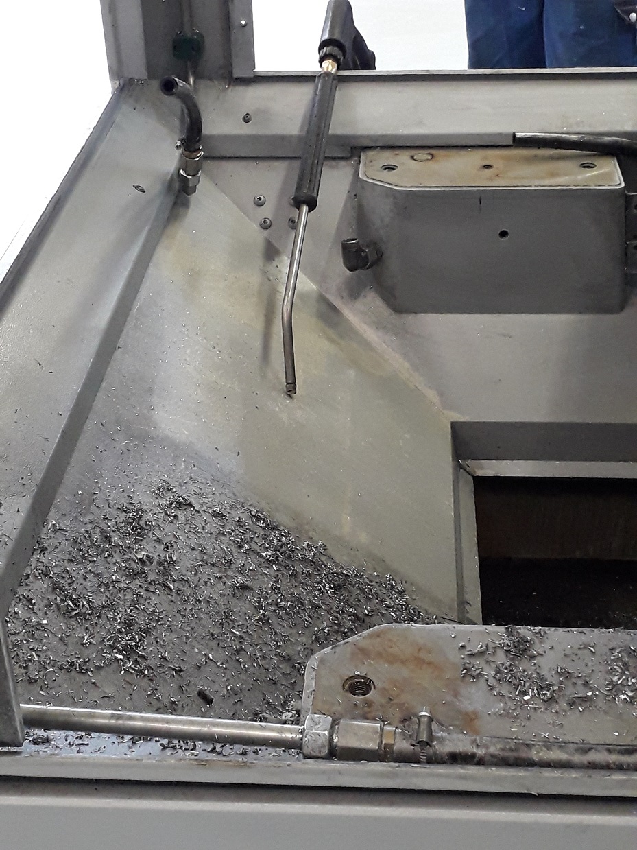 Werkzeugmaschinen reinigen - Retrofit 2 Reinigen, säubern, putzen, demontieren, entkernen, Werkzeugmaschine, CNC-Fräse, Bearbeitungszentrum, Werkzeugmagazin, Retrofit, HSK 63, dreckig, verdreckt, verschmutzt, ölig