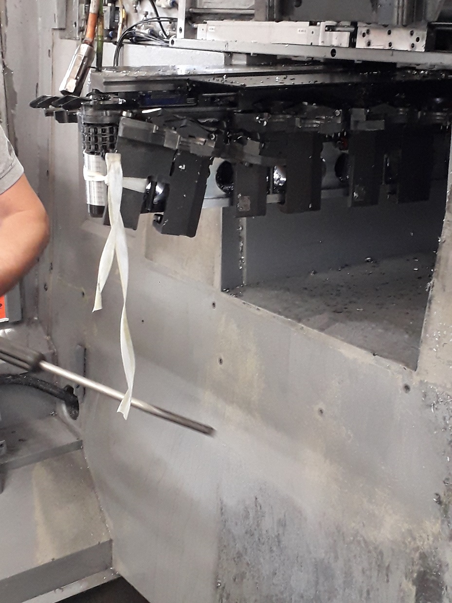 Werkzeugmaschinen reinigen - Retrofit 1 Reinigen, säubern, putzen, demontieren, entkernen, Werkzeugmaschine, CNC-Fräse, Bearbeitungszentrum, Werkzeugmagazin, Retrofit, HSK 63, dreckig, verdreckt, verschmutzt, ölig
