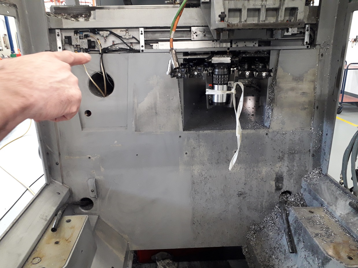 Werkzeugmaschinen reinigen - Retrofit 3 Reinigen, säubern, putzen, demontieren, entkernen, Werkzeugmaschine, CNC-Fräse, Bearbeitungszentrum, Werkzeugmagazin, Retrofit, HSK 63, dreckig, verdreckt, verschmutzt, ölig