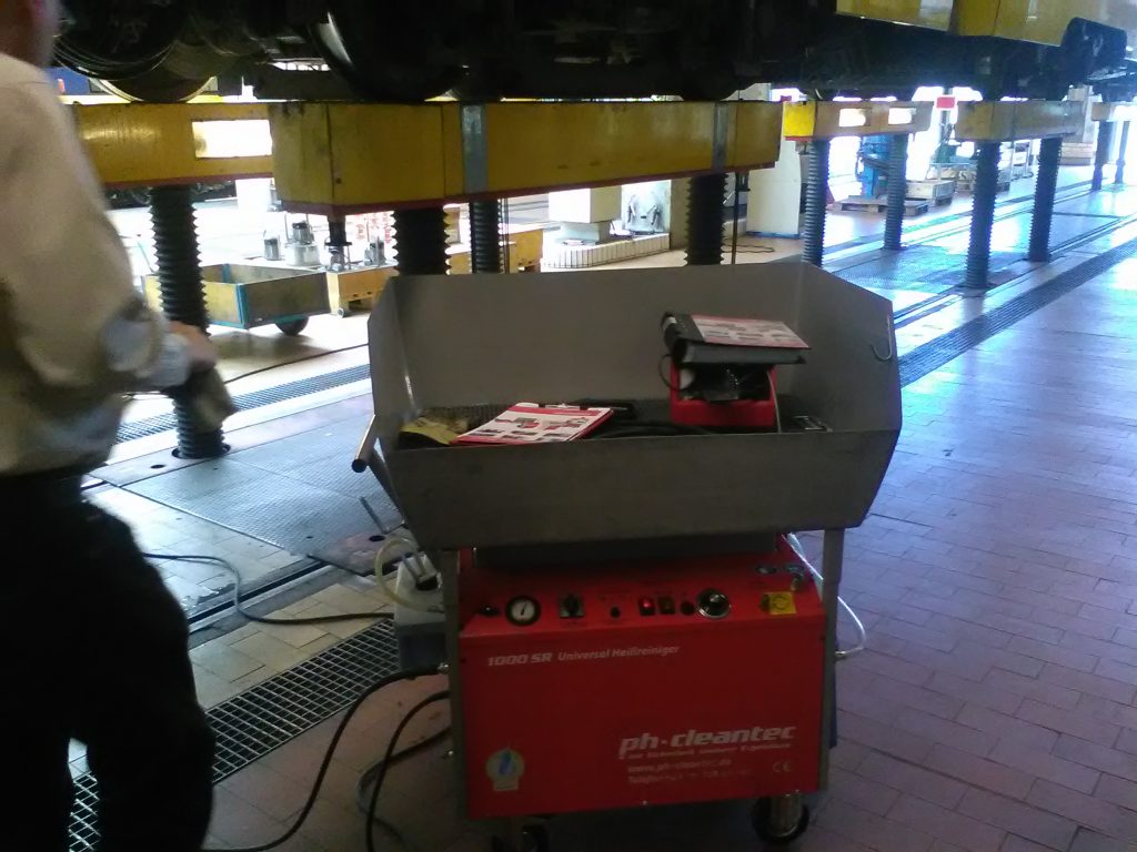 Umweltfreundlich sauber – Reinigung im Bahnbetrieb 3 Mobile Reinigung unter dem Waggon
