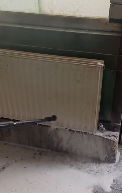Flat radiator after &ndash; with minimal puddle formation after low-pressure hot cleaning